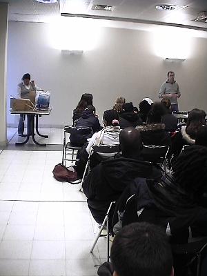 Photo-3 La distribution des livrets.