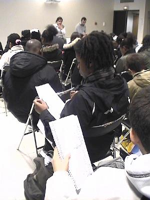 Photo-4 Consultation des illustrations dans les livrets.