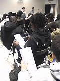 Photo-4 Consultation des illustrations dans les livrets.